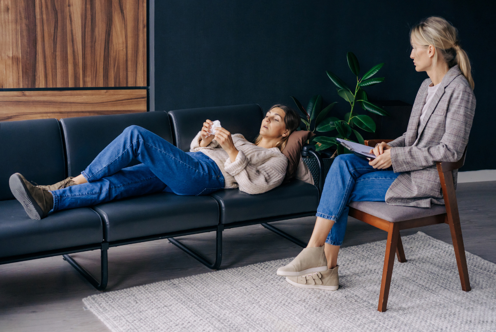 Two women talking — one lying down, the other listening – The Private Practice Pro